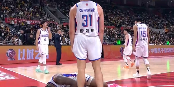 FB体育app下载-突发！广东队2米11中锋，意外受到重伤，被队友搀扶下场 令人担忧