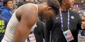 FB体育-真宠粉！爱德华兹赛后送球衣&amp;amp;鞋&amp;amp;签名&amp;amp;合照！球裤差点脱掉