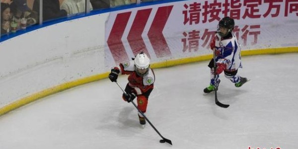 FB体育-第二届黄河流域九省（区）冰球邀请赛开赛|杨迪|中新社|宁夏|青海|山西_新浪体育_新浪新闻