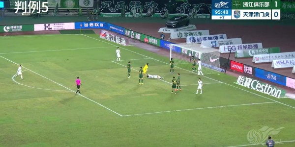 FB体育app下载-足协评议：董春雨冲撞正常跑位的基莱斯构成犯规，点球判罚正确