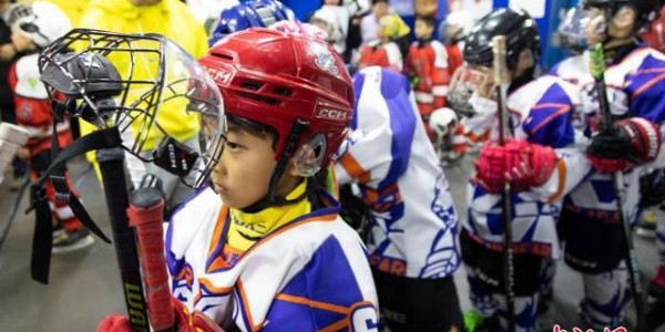 FB体育-第二届黄河流域九省（区）冰球邀请赛开赛|杨迪|中新社|宁夏|青海|山西_新浪体育_新浪新闻